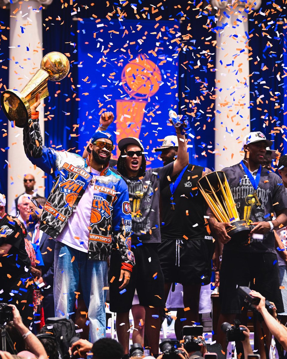 NBAIndia's tweet photo. Orange and Blue. All over New York City 🗽🧡💙

The Knicks celebrate their long-awaited NBA championship with thousands of fans at their victory parade 🏆🙌

#NewYorkKnicks https://t.co/qphkvMlkJi