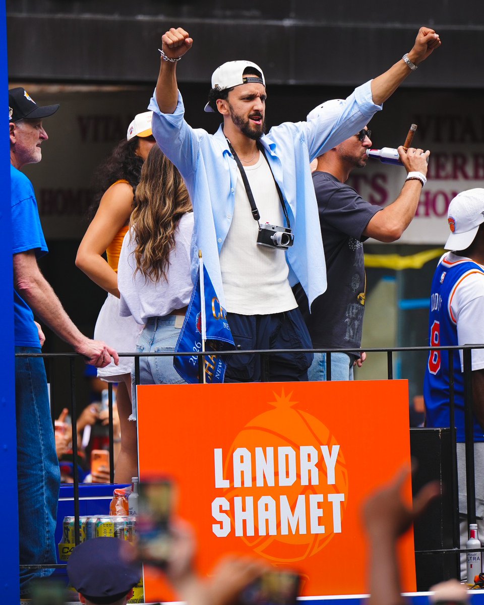 NBAIndia's tweet photo. Orange and Blue. All over New York City 🗽🧡💙

The Knicks celebrate their long-awaited NBA championship with thousands of fans at their victory parade 🏆🙌

#NewYorkKnicks https://t.co/qphkvMlkJi
