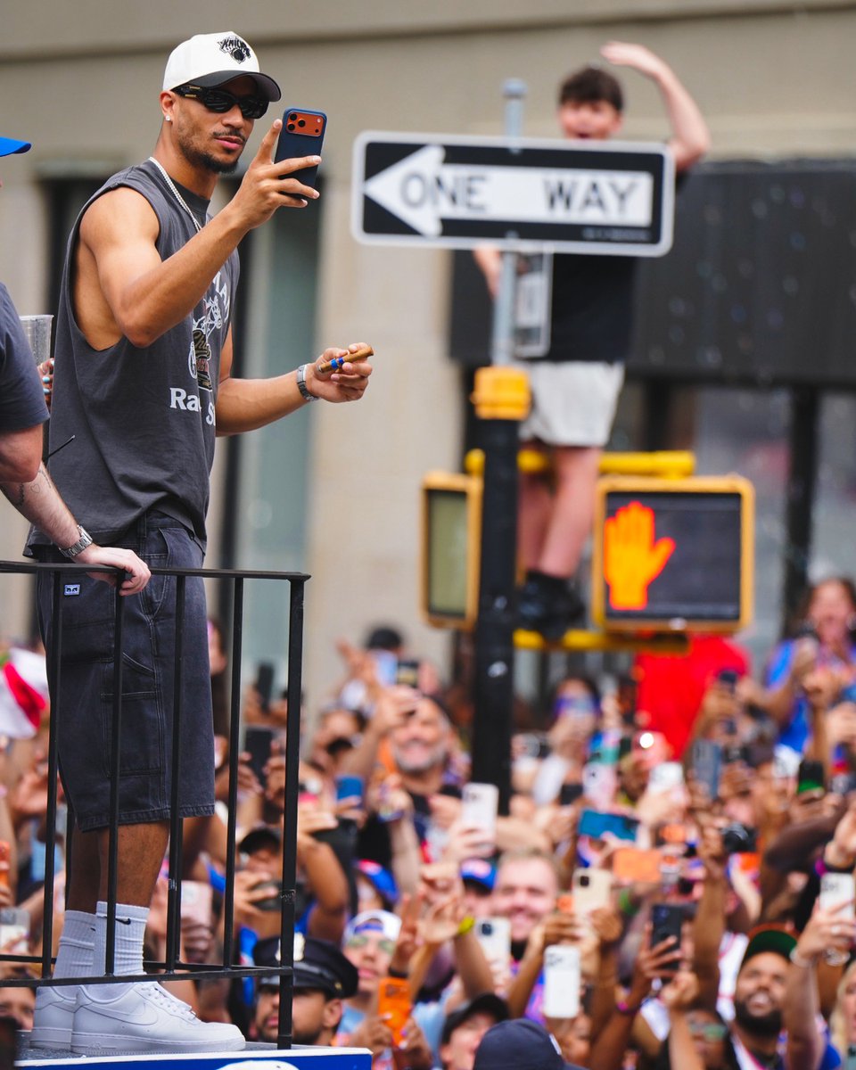 NBAIndia's tweet photo. Orange and Blue. All over New York City 🗽🧡💙

The Knicks celebrate their long-awaited NBA championship with thousands of fans at their victory parade 🏆🙌

#NewYorkKnicks https://t.co/qphkvMlkJi