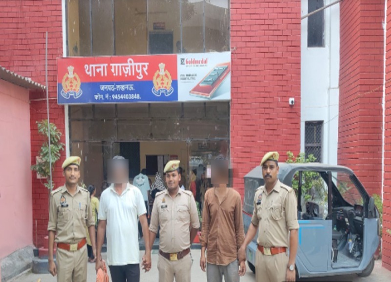 east_dcp's tweet photo. थाना गाजीपुर पुलिस टीम द्वारा SBI बैंक के ए०टी०एम० से बैटरियाँ चोरी करने वाले 02 नफर अभियुक्तों को किया गया गिरफ्तार।

अभियुक्तों के कब्जे से 06 अदद बैटरियाँ व घटना में प्रयुक्त 01 अदद ई- आटो बरामद।
@Uppolice 
@lkopolice 
@dgpup https://t.co/T5s43KwTa3