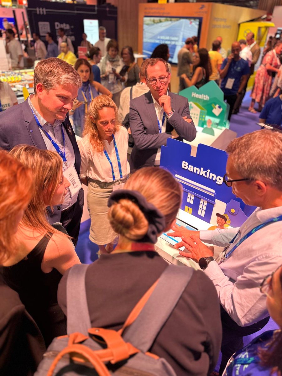 Docapost's tweet photo. #Vivatech | Visite sur le Lab @GroupeLaPoste à @Vivatech de la délégation @Numerique_Gouv à qui Benoît PARIZET, Judith MEHL et Bertrand DOLBEAU ont présenté nos solutions souveraines et nos innovations.

#LaPoste #Docaposte https://t.co/zLUkuMHoKO