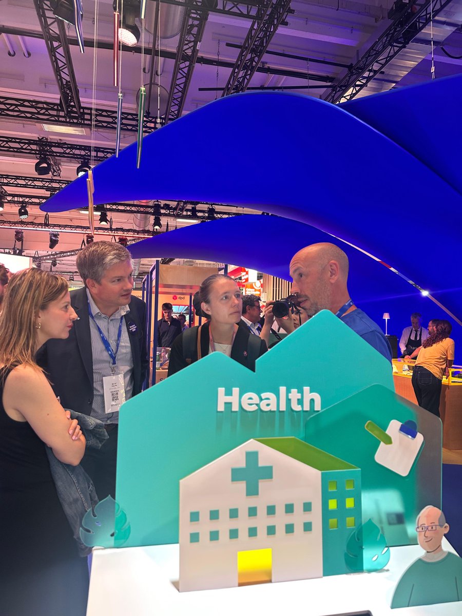 Docapost's tweet photo. #Vivatech | Visite sur le Lab @GroupeLaPoste à @Vivatech de la délégation @Numerique_Gouv à qui Benoît PARIZET, Judith MEHL et Bertrand DOLBEAU ont présenté nos solutions souveraines et nos innovations.

#LaPoste #Docaposte https://t.co/zLUkuMHoKO