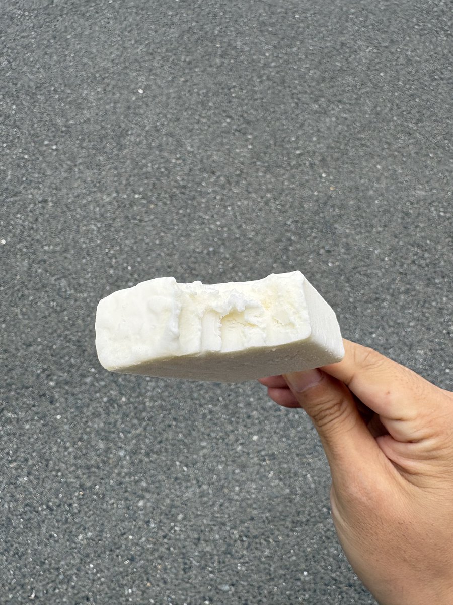 dimbula_dimbula's tweet photo. セブンプレミアムのアイスで美味しいのに出会った。
杏仁ミルクアイスバー。
ミルクアイスに杏仁豆腐も入っていて食感の変化が楽しめるし、しっかり杏仁らしい味が楽しめる。
甘すぎないから後味も良い感じ。
リピート確定。 https://t.co/rQpO2VY0t2