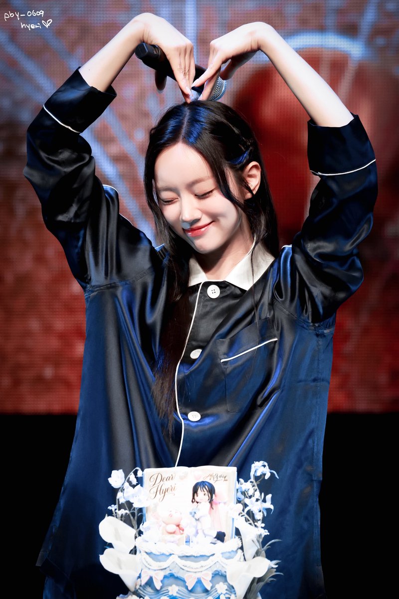 pby_0609Hyeri's tweet photo. 26.6.13 Hyeride （Hyeri‘s Fan Meeting）
晚场·生日环节🎂 ❹

💗🫶🏻我也爱你@hyeriherihey 

#이혜리 #혜리 #Hyeri https://t.co/y8HUbFeWE5