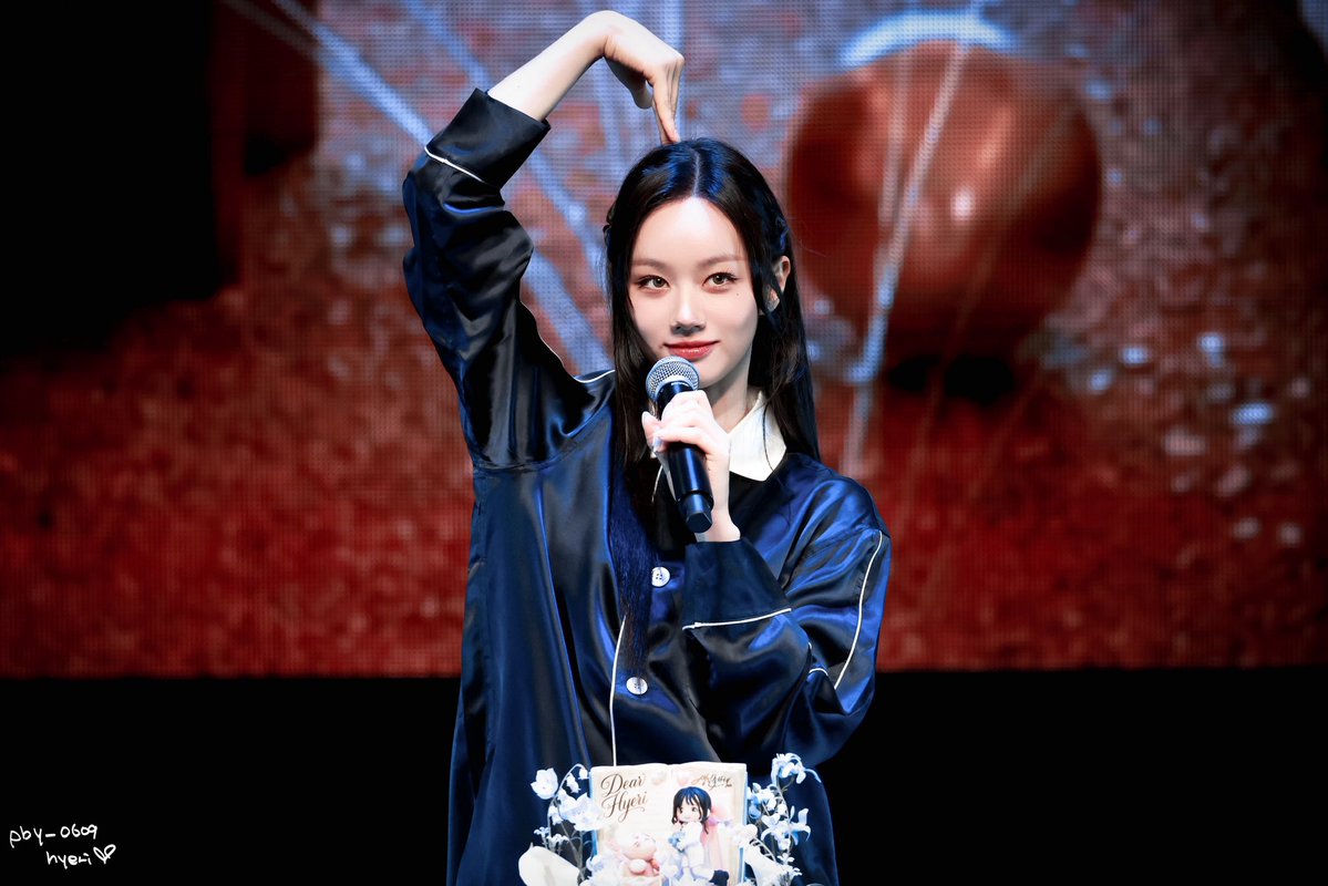 pby_0609Hyeri's tweet photo. 26.6.13 Hyeride （Hyeri‘s Fan Meeting）
晚场·生日环节🎂 ❹

💗🫶🏻我也爱你@hyeriherihey 

#이혜리 #혜리 #Hyeri https://t.co/y8HUbFeWE5