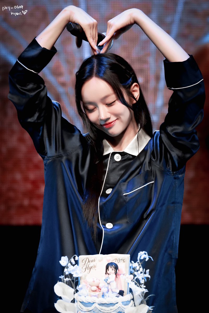 pby_0609Hyeri's tweet photo. 26.6.13 Hyeride （Hyeri‘s Fan Meeting）
晚场·生日环节🎂 ❹

💗🫶🏻我也爱你@hyeriherihey 

#이혜리 #혜리 #Hyeri https://t.co/y8HUbFeWE5