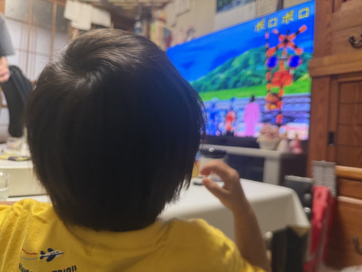 Aqua_field's tweet photo. お世話になったお祖父様の葬式で実家🚙💨

お祖母様がずっと「行かんといてぇ」って言ってるの見たら目頭が🥲
パチンコ大好きだったのでお花と共に軍資金を棺へ💴
瑞賓雙光章とか持ってて凄い人だった🎖️

弟の息子さんとオキナインコの面倒見たし帰るか〜！
3歳児めっちゃ喋るし可愛いやんけ！ https://t.co/PTiGM4U1yg