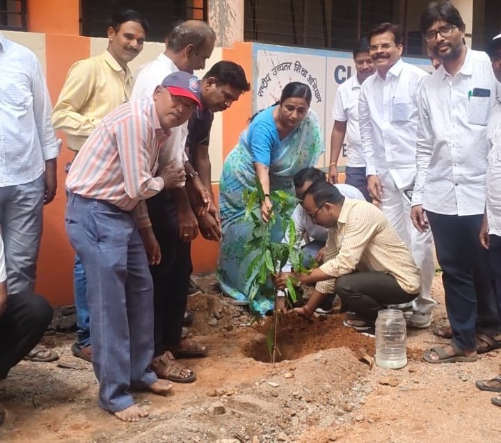 GDC_ATP's tweet photo. 🌱 World Environment Day celebrated with enthusiasm at Government Degree College (Autonomous), Ananthapuram, promoting a greener and plastic-free future. 🌍
.
.
.
#WorldEnvironmentDay #BeatPlasticPollution 
#GoGreen #GreenCampus 
#NSS #EcoClub #APCCE #ArtsCollegeAnantapur #SASA https://t.co/VDcl64ZP7m