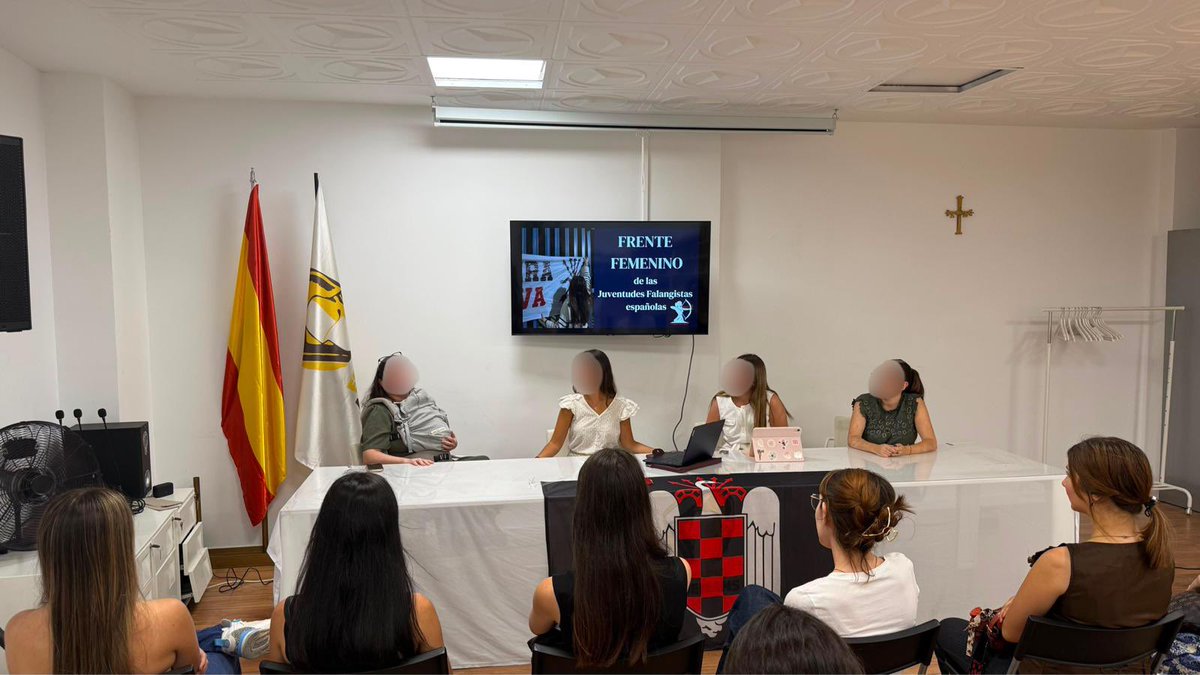 Frentefem_jfe's tweet photo. El pasado jueves tuvo lugar nuestra reunión de nuevas militantes, un espacio genial para conectar y poner en común nuestros proyectos y objetivos. Además, contamos con la intervención de Laura, que nos inspiró contándonos sus experiencias en la organización. ¡Bienvenidas a todas! https://t.co/h1UKdVbBUH