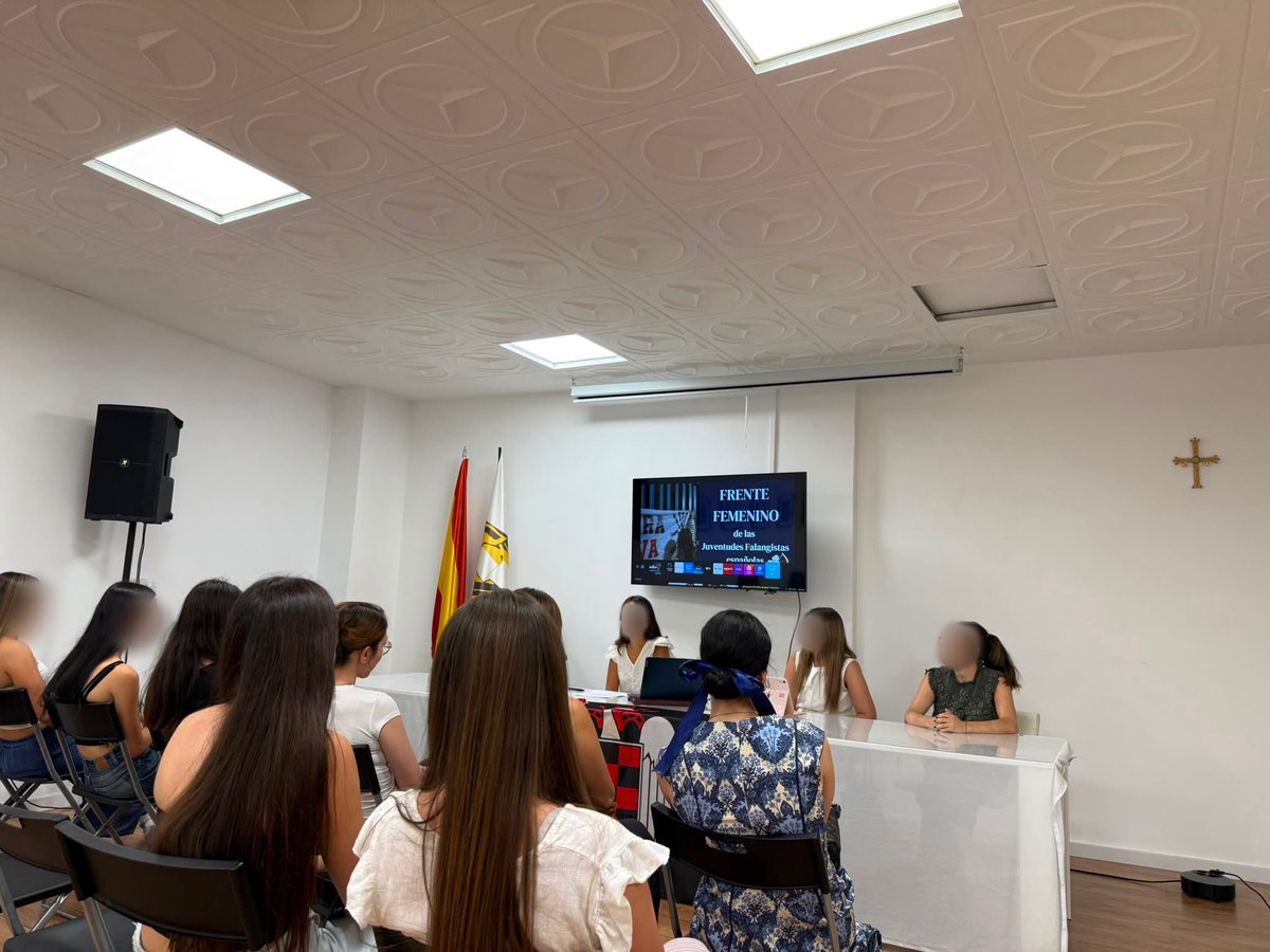 Frentefem_jfe's tweet photo. El pasado jueves tuvo lugar nuestra reunión de nuevas militantes, un espacio genial para conectar y poner en común nuestros proyectos y objetivos. Además, contamos con la intervención de Laura, que nos inspiró contándonos sus experiencias en la organización. ¡Bienvenidas a todas! https://t.co/h1UKdVbBUH