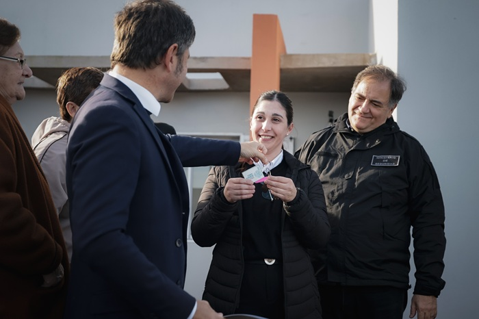 AgenciaComBA's tweet photo. 🏠 Entrega de viviendas en la localidad de General Belgrano

https://t.co/lOFy4Z0xyV

#GustavoBarrera @Kicillofok #DanielBozzani #IntiPérezAznar @BAProvincia @sbatakis @CrisAlvarezRod #AxelKicillof @Carli_Bianco @DinapoliOsvaldo @hernanralinqueo @WWischnivetzky #ComBA https://t.co/su0dtpH9hf