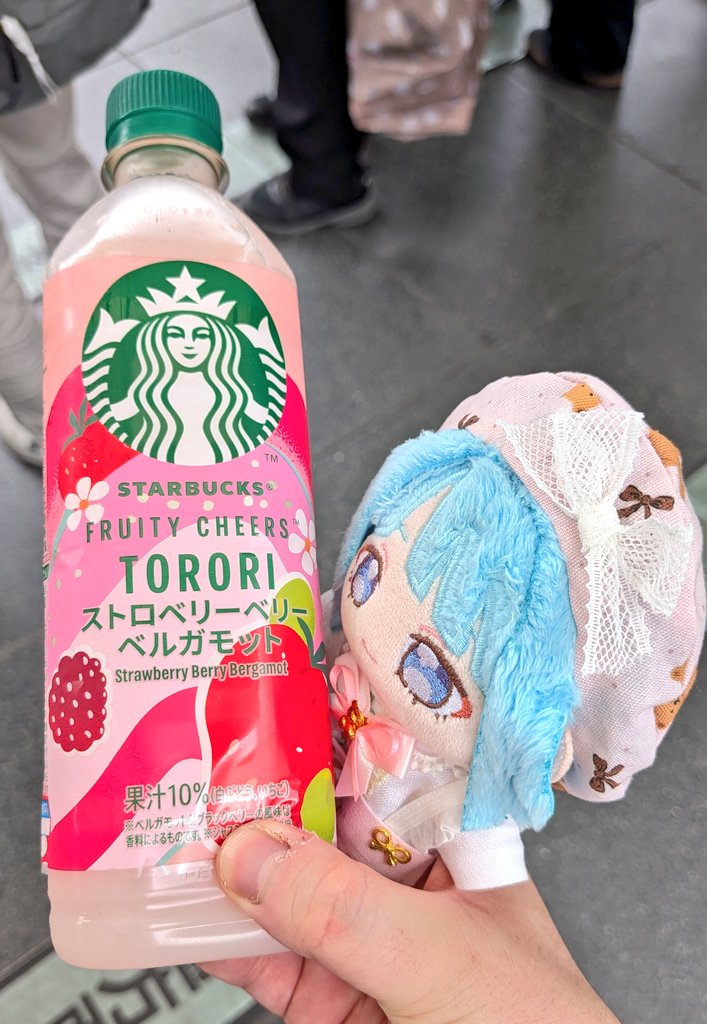 itoihirohiro's tweet photo. しののんとお洋服と同じピンクだね🩷
コンビニのスタバの新作美味しかった
いちごとベリーの相性バッチリでしたよ〜🍓(創)
 #いつぬいが見られるタグ
 #紫之創  #スタバ https://t.co/sYO2es4pHE