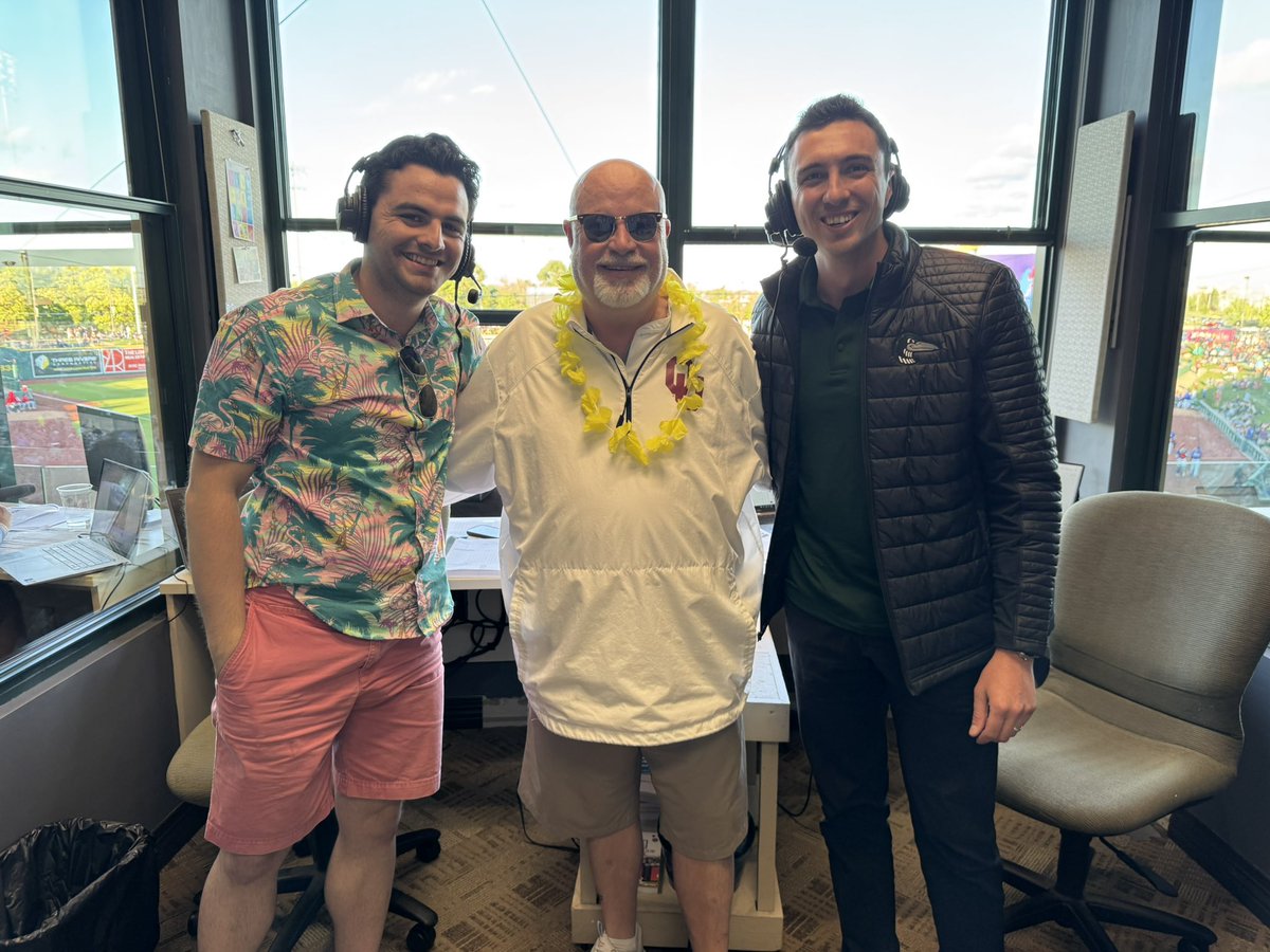 PlayByPlayGuy1's tweet photo. Met some terrific young broadcasters in the most unique setting ever last night..@brad_tunney @VicariJohn @BosscherBen @kylepsandel all work for @1009TheMitt, a station which operates out of the press box at Dow Diamond! Coolest thing ever and great dudes too! https://t.co/PxmOif0Yt5