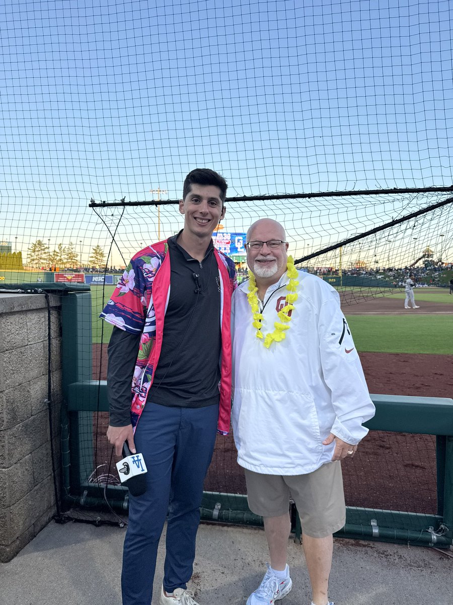 PlayByPlayGuy1's tweet photo. Met some terrific young broadcasters in the most unique setting ever last night..@brad_tunney @VicariJohn @BosscherBen @kylepsandel all work for @1009TheMitt, a station which operates out of the press box at Dow Diamond! Coolest thing ever and great dudes too! https://t.co/PxmOif0Yt5