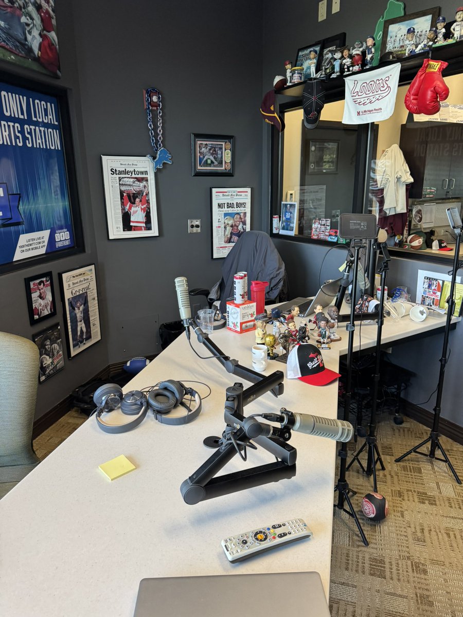 PlayByPlayGuy1's tweet photo. Met some terrific young broadcasters in the most unique setting ever last night..@brad_tunney @VicariJohn @BosscherBen @kylepsandel all work for @1009TheMitt, a station which operates out of the press box at Dow Diamond! Coolest thing ever and great dudes too! https://t.co/PxmOif0Yt5