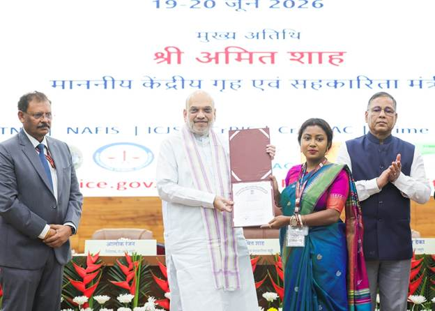 PIBHindi's tweet photo. 🔹केन्द्रीय गृह एवं सहकारिता मंत्री @AmitShah ने आज नई दिल्ली में  26वें अखिल भारतीय फिंगरप्रिंट सम्मेलन 2026 के उद्धघाटन सत्र को मुख्य अतिथि के रुप में संबोधित किया

🔹आज लॉन्च हुए NCRB-अभिज्ञान, CrPI, ई-प्रॉसिक्यूशन 2.0 और ई-फॉरेंसिक्स 2.0 ऐप्स लंबित मामलों के शीघ्र निपटारे और समयबद्ध न्याय का माध्यम बनेंगे

🔹FIR से कन्विक्शन तक 3 साल के भीतर न्याय सुनिश्चित करना मोदी सरकार के क्रिमिनल जस्टिस रिफॉर्म्स का प्रमुख उद्देश्य

विवरण: https://t.co/yrmhMJalhQ 

@HMOIndia
