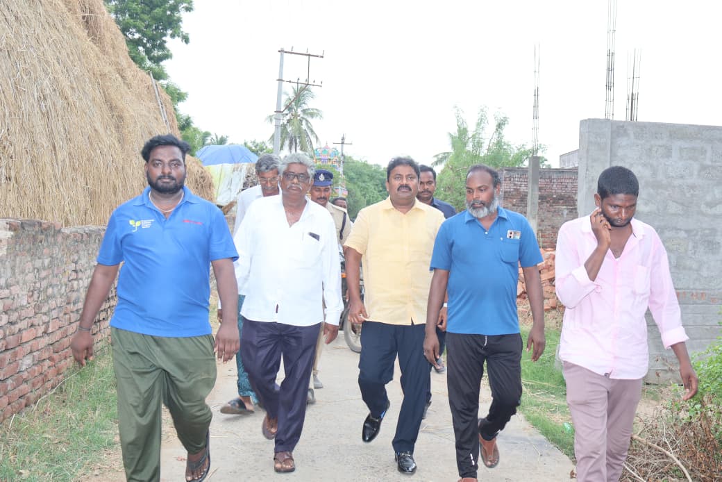 VarlaKumarRaja's tweet photo. తోట్లవల్లూరు మండలం కళ్ళంవారిపాలెం గ్రామంలో పరిసే అంజిబాబు గారు మరణించగా వారి పార్థివదేహానికి నివాళులర్పించి వారి కుటుంబ సభ్యులను పరామర్శించిన పామర్రు MLA వర్ల కుమార్ రాజా గారు వారితోపాటు సీనియర్ నాయకులు,కూటమి నాయకులు మరియు కార్యకర్తలు పాల్గొన్నారు.
#VarlaKumarRaja #PamarruMLA #TDP #kutami #PasupuKotaPamarru #AndhraPradesh