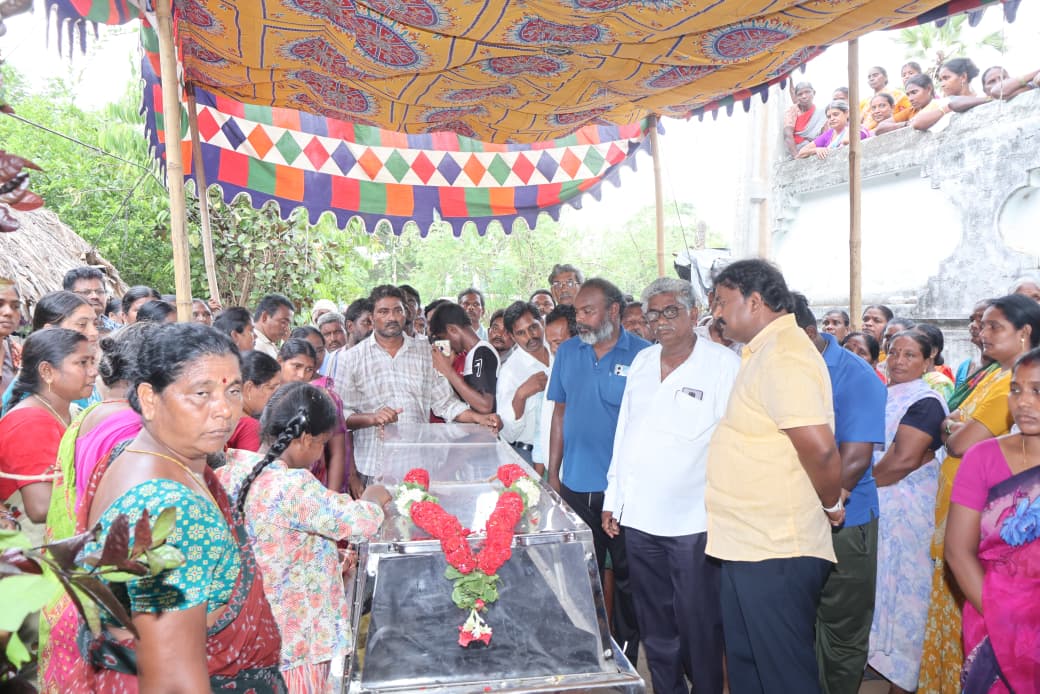 VarlaKumarRaja's tweet photo. తోట్లవల్లూరు మండలం కళ్ళంవారిపాలెం గ్రామంలో పరిసే అంజిబాబు గారు మరణించగా వారి పార్థివదేహానికి నివాళులర్పించి వారి కుటుంబ సభ్యులను పరామర్శించిన పామర్రు MLA వర్ల కుమార్ రాజా గారు వారితోపాటు సీనియర్ నాయకులు,కూటమి నాయకులు మరియు కార్యకర్తలు పాల్గొన్నారు.
#VarlaKumarRaja #PamarruMLA #TDP #kutami #PasupuKotaPamarru #AndhraPradesh