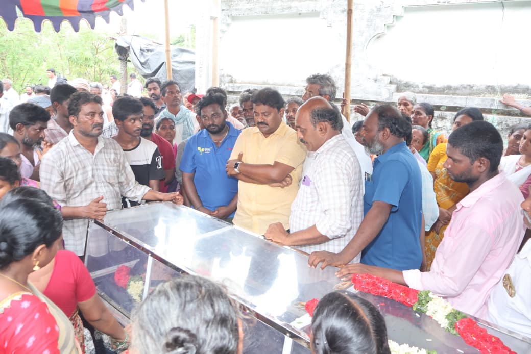 VarlaKumarRaja's tweet photo. తోట్లవల్లూరు మండలం కళ్ళంవారిపాలెం గ్రామంలో పరిసే అంజిబాబు గారు మరణించగా వారి పార్థివదేహానికి నివాళులర్పించి వారి కుటుంబ సభ్యులను పరామర్శించిన పామర్రు MLA వర్ల కుమార్ రాజా గారు వారితోపాటు సీనియర్ నాయకులు,కూటమి నాయకులు మరియు కార్యకర్తలు పాల్గొన్నారు.
#VarlaKumarRaja #PamarruMLA #TDP #kutami #PasupuKotaPamarru #AndhraPradesh