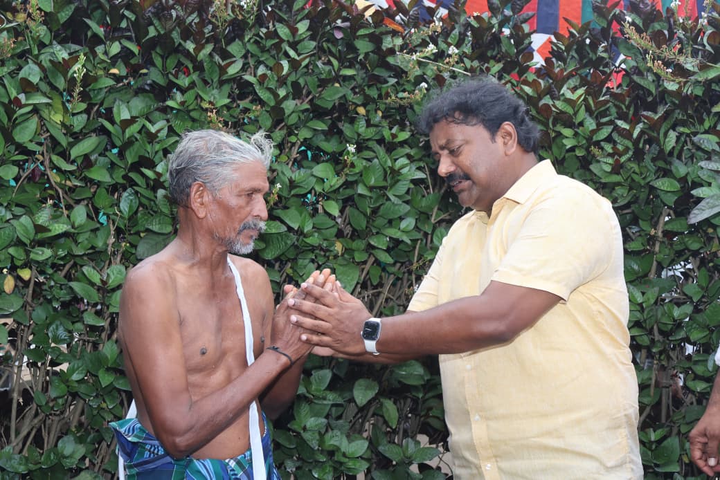 VarlaKumarRaja's tweet photo. తోట్లవల్లూరు మండలం కళ్ళంవారిపాలెం గ్రామంలో పరిసే అంజిబాబు గారు మరణించగా వారి పార్థివదేహానికి నివాళులర్పించి వారి కుటుంబ సభ్యులను పరామర్శించిన పామర్రు MLA వర్ల కుమార్ రాజా గారు వారితోపాటు సీనియర్ నాయకులు,కూటమి నాయకులు మరియు కార్యకర్తలు పాల్గొన్నారు.
#VarlaKumarRaja #PamarruMLA #TDP #kutami #PasupuKotaPamarru #AndhraPradesh
