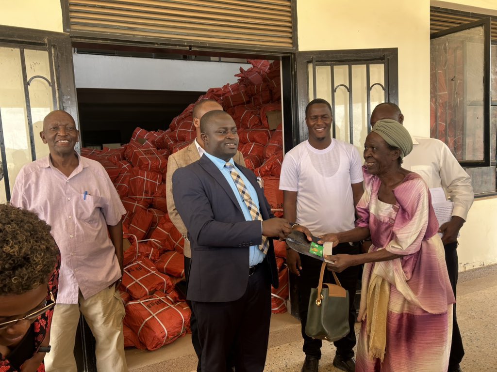 juli43720's tweet photo. Kassanda District receives 84,369 hand hoes* from Gov’t &amp; @MAAIF_Uganda for every household.  
Hon. Drake Ssembuusi thanks authorities and urges farmers to use them to boost productivity.  
#GoldenPosts #AgricultureUG #Kassanda https://t.co/7vOk2J7ZXc