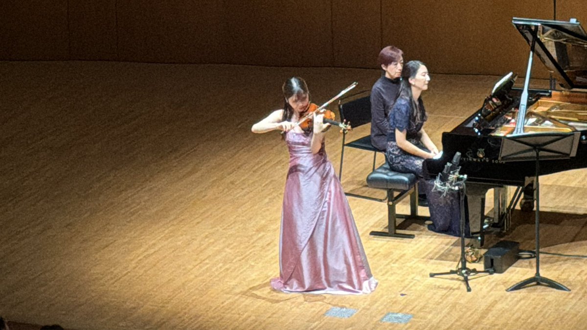RirikoTakagi's tweet photo. 横浜フィリアホールでのリサイタル、無事終演しました🎻✨
とても良い響きの中アンサンブルが出来て幸せでした！唯ちゃんのピアノ、今日も最高でした🎹✨
お越しくださいました皆さま、ありがとうございました💐 https://t.co/sH9oTVI1l2