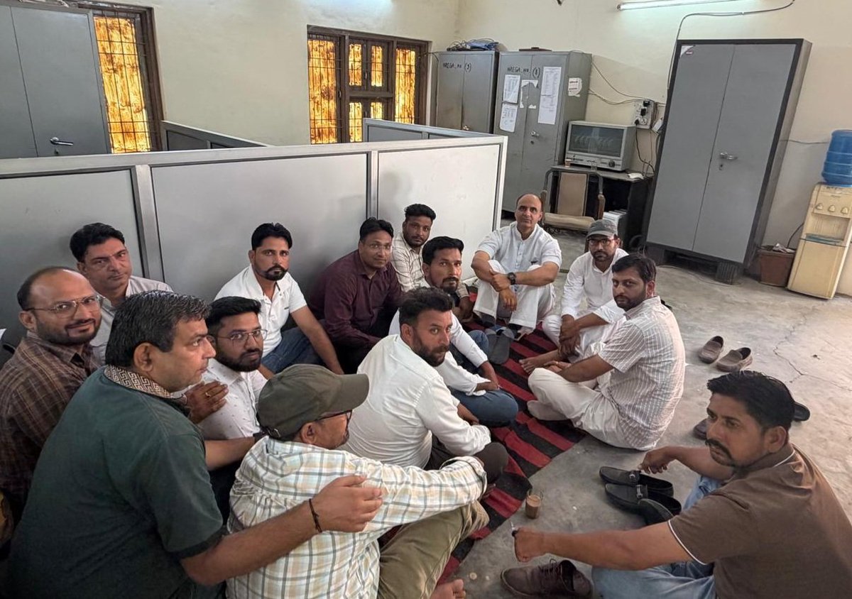 SandeepJakharpb's tweet photo. State of affairs...MNREGA staff in the whole of Punjab is on strike since the past 3 weeks. Amongst other issues, they have not been paid since the past 5 months. Long live the revolution.  @HarpalCheemaMLA @BhagwantMann https://t.co/EcigWFbnsd