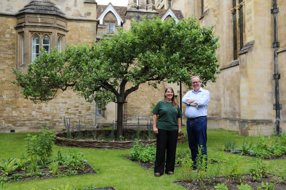 TrinCollCam's tweet photo. Trinity’s gardeners have reimagined the garden created by alumnus &amp; botanist John Ray (1627-1705) on 'Newton's Lawn.'
https://t.co/uzroYKJLh0
Thanks @DonnaLFerguson in The Guardian https://t.co/MCGdWtzQNs
📷Elly White and Wren Library, Trinity College. https://t.co/HFBXOvfQCi