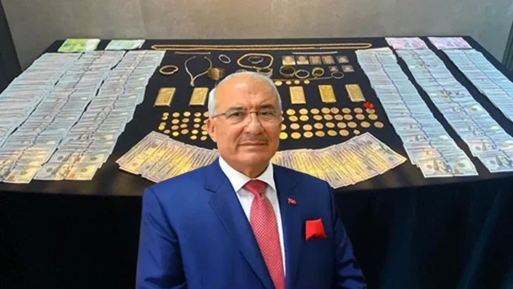 yirmiucderece's tweet photo. MİLLETVEKİLİ DE DOLANDIRILDI!

Kendisini "Mersin TEM müdürü" olarak tanıtan dolandırıcı, İYİ Parti Mersin Milletvekili Burhanettin Kocamaz’ı FETÖ operasyonu yalanıyla kandırdı.

Şüpheliye yaklaşık 10 kg altın, 2.3 milyon TL, 68 bin dolar ve 1900 euro kaptıran Kocamaz'ın şikayeti üzerine polis harekete geçti. 

Zanlı, İstanbul'da taksi içinde paralarla yakalandı.