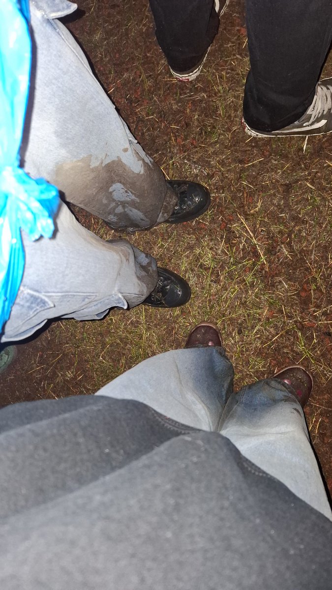 chaly_15's tweet photo. Si me dieran una moneda por cada vez que ESTOS TENIS Y ESTOS JEANS terminan hechos mierda por andar de aferrada, tendría 2 monedas.
No es mucho pero es gracioso que haya pasado 2 veces https://t.co/poHX6epXsI