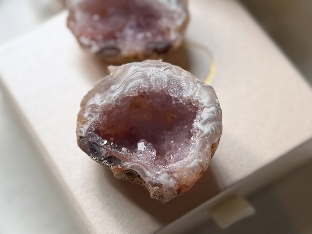 このピンクアメジストのジオード瑪瑙。中にちっちゃなクラスターが生え 