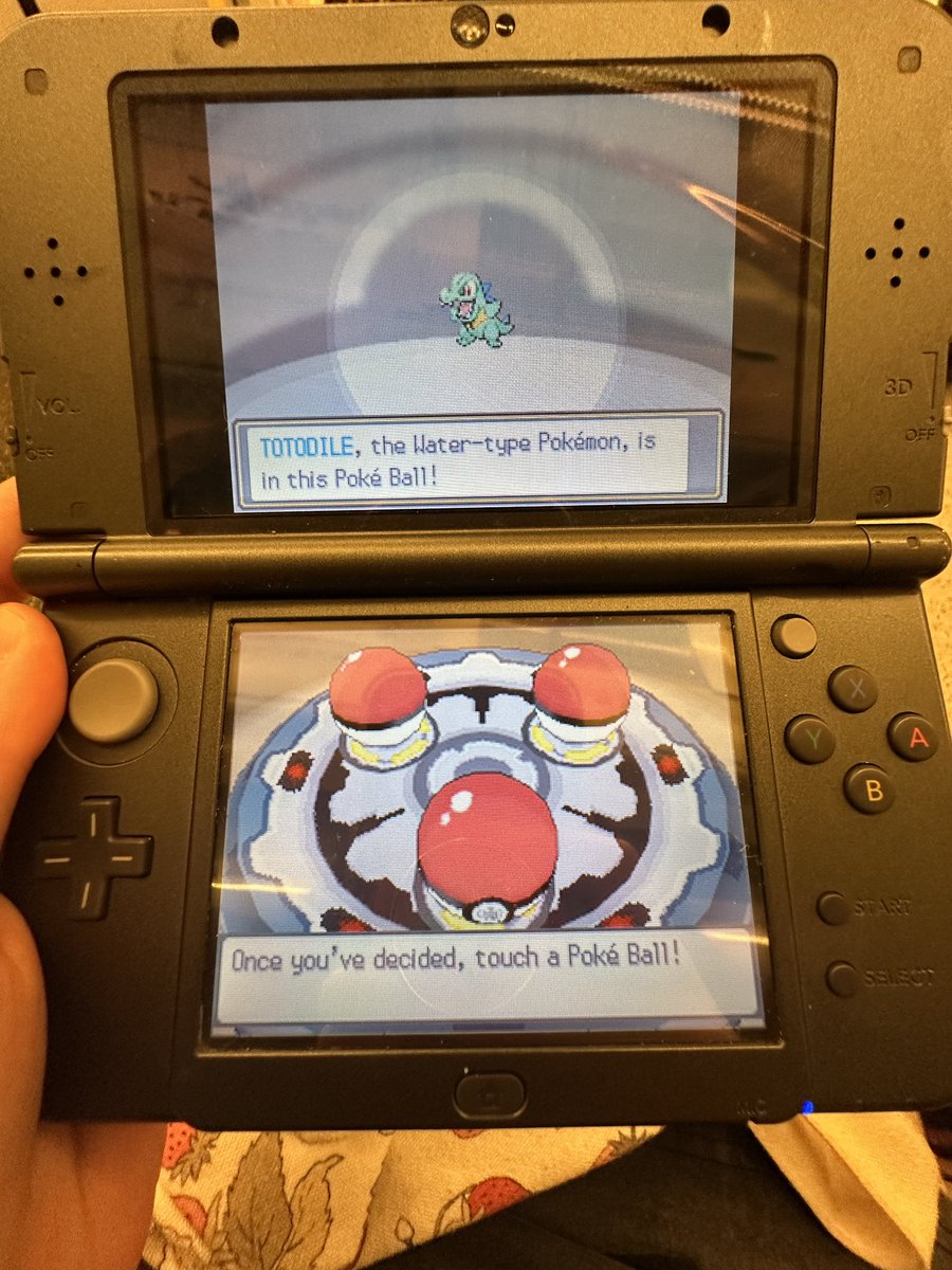 theitscolleen's tweet photo. SHINY TOTODILE ON THE TUBE AT 20k ENCOUNTERS AHHHHHH. I can finally play the game https://t.co/0Wd3eFjBiz