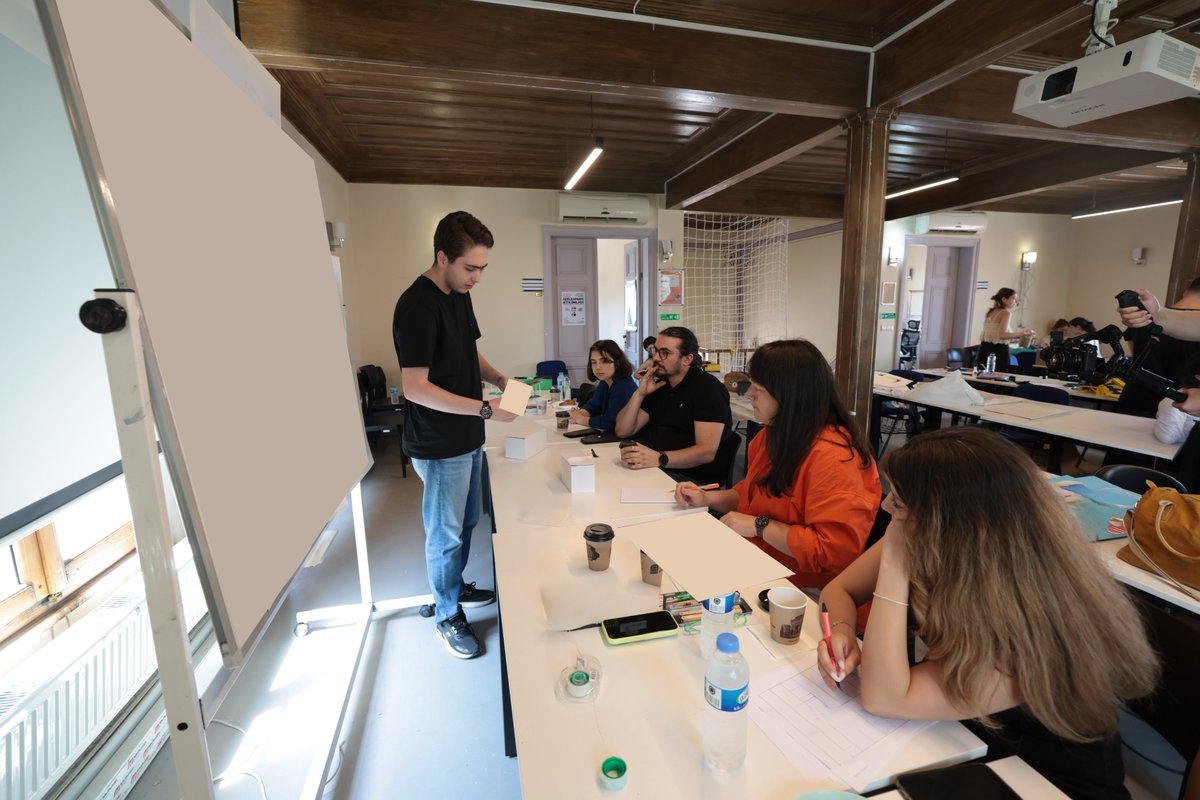iston_as's tweet photo. İSTON x Akademi kapsamında üniversite iş birliklerimizi güçlendirmeye devam ediyoruz.

İstanbul Üniversitesi Mimarlık Fakültesi’nde, Dr. Öğr. Üyesi Berrak Karaca ŞALGAMCIOĞLU yürütücülüğünde gerçekleştirilen “Kentte Modüler Oyun Projesi” kapsamında düzenlenen jüriye, İSTON Tasarım Müdürlüğü, Endüstriyel Ürün Tasarımcılarımızla katıldık.

Akademi ve sektör arasında bilgi paylaşımını destekleyen bu buluşmada, öğrencilerin yenilikçi tasarım önerilerini değerlendirdik.

Kentlerin geleceğini tasarlayacak genç yeteneklerle bir araya gelmekten mutluluk duyduk.

#İBB #İSTON #İSTONxAkademi #UmutBurada