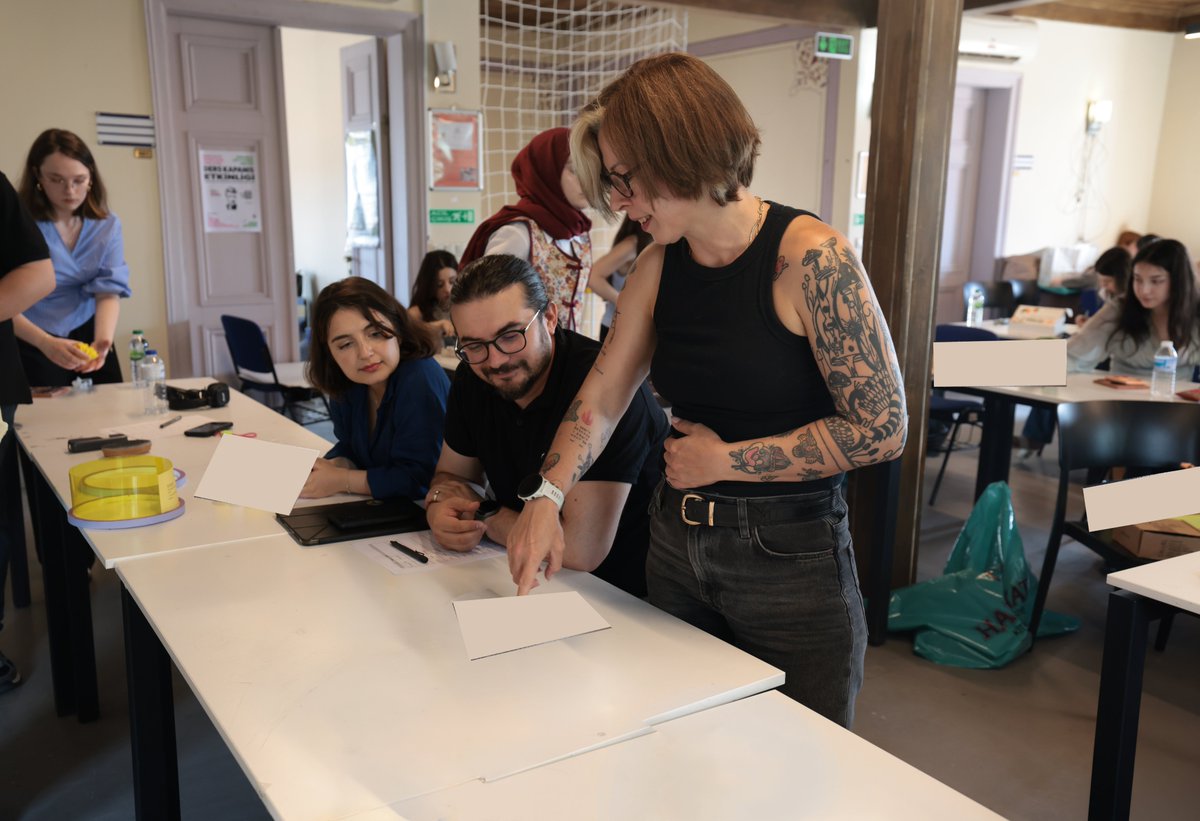 iston_as's tweet photo. İSTON x Akademi kapsamında üniversite iş birliklerimizi güçlendirmeye devam ediyoruz.

İstanbul Üniversitesi Mimarlık Fakültesi’nde, Dr. Öğr. Üyesi Berrak Karaca ŞALGAMCIOĞLU yürütücülüğünde gerçekleştirilen “Kentte Modüler Oyun Projesi” kapsamında düzenlenen jüriye, İSTON Tasarım Müdürlüğü, Endüstriyel Ürün Tasarımcılarımızla katıldık.

Akademi ve sektör arasında bilgi paylaşımını destekleyen bu buluşmada, öğrencilerin yenilikçi tasarım önerilerini değerlendirdik.

Kentlerin geleceğini tasarlayacak genç yeteneklerle bir araya gelmekten mutluluk duyduk.

#İBB #İSTON #İSTONxAkademi #UmutBurada