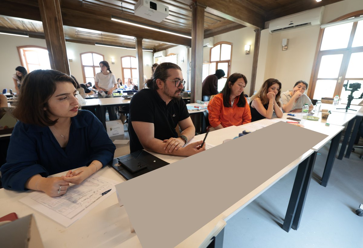 iston_as's tweet photo. İSTON x Akademi kapsamında üniversite iş birliklerimizi güçlendirmeye devam ediyoruz.

İstanbul Üniversitesi Mimarlık Fakültesi’nde, Dr. Öğr. Üyesi Berrak Karaca ŞALGAMCIOĞLU yürütücülüğünde gerçekleştirilen “Kentte Modüler Oyun Projesi” kapsamında düzenlenen jüriye, İSTON Tasarım Müdürlüğü, Endüstriyel Ürün Tasarımcılarımızla katıldık.

Akademi ve sektör arasında bilgi paylaşımını destekleyen bu buluşmada, öğrencilerin yenilikçi tasarım önerilerini değerlendirdik.

Kentlerin geleceğini tasarlayacak genç yeteneklerle bir araya gelmekten mutluluk duyduk.

#İBB #İSTON #İSTONxAkademi #UmutBurada