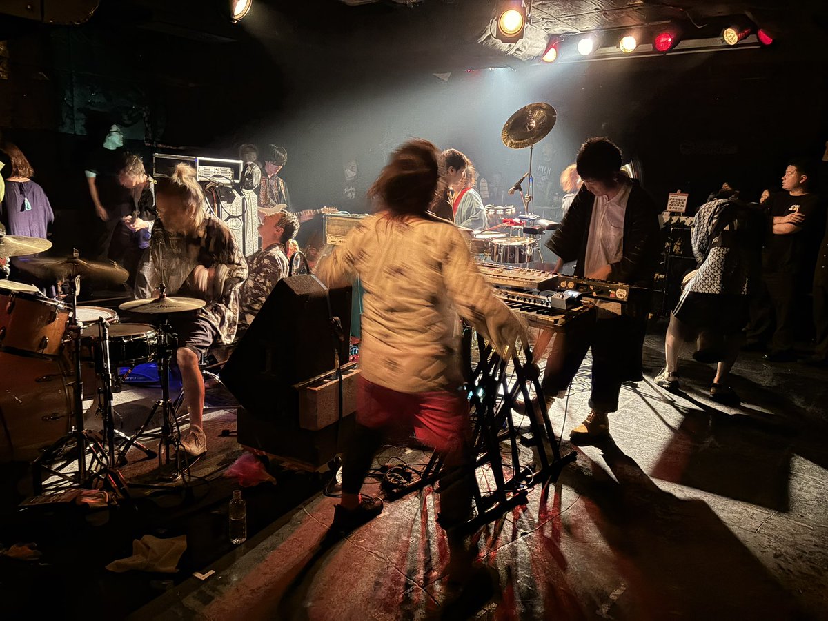 grensyokudou's tweet photo. いつにも増して近すぎ&amp;ありえないアングルが楽しすぎなオワリズム弁慶メリーゴーラウンド‼︎ずっと一緒ぐるぐる走り回ってバターになりたかった…今宵も最高のライブをありがとうございました‼︎
#オワリズム弁慶 https://t.co/7vVW04apcE