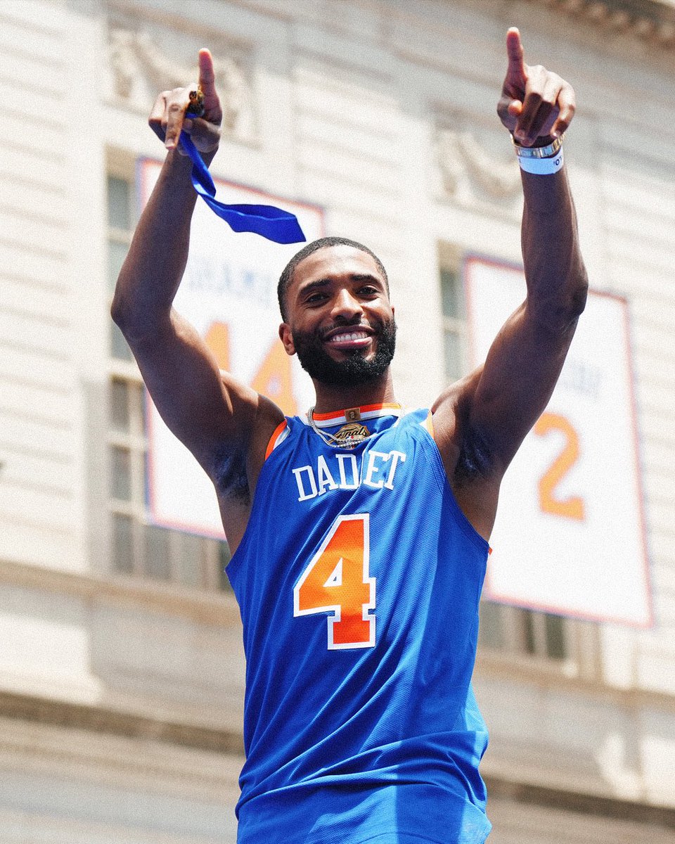 NovaMBB's tweet photo. Enjoy the moment! ✌️🏆

📸 @NBA https://t.co/bSUMGMJJre