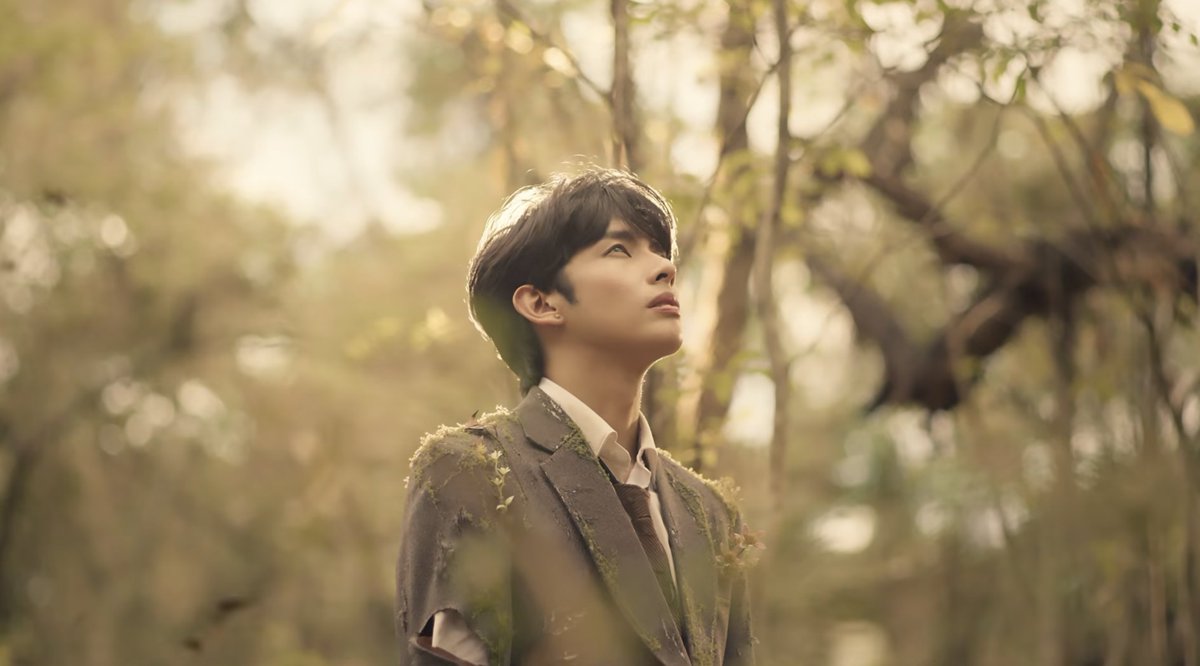 gmanews's tweet photo. 'MAGBAGO MAN ANG LAHAT SA MUNDO, MANANATILI AKO SA'YO' 🍂

Justin of SB19 captivates in the music video for "dahon," his collaboration with Maki, as he wanders through a dreamy forest landscape.

The music video also features an animated tale of three characters on a quest to find a cure for one of their companions as its petals begin to fall.

COURTESY: 1Z Entertainment/YouTube

Visit https://t.co/bAMF9JOAN0 for more updates.