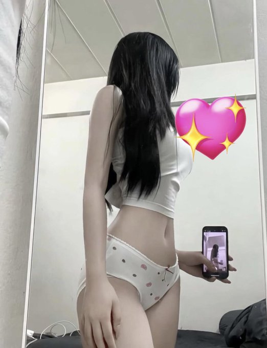 Tnwpp's tweet photo. 배꼽이 예쁘다? 1 안이쁘다 2 #맘눌뎀 https://t.co/ZJnaS5wcc4