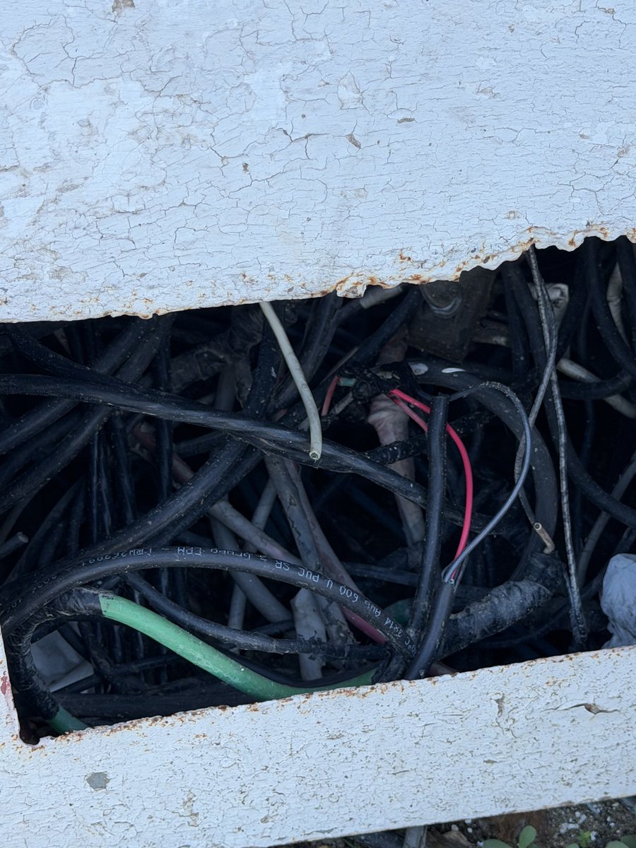 nnnncdm's tweet photo. AYUDA @dumek_turbay. Estamos DESESPERADOS en la Cll del arsenal. Desde las 2 p.m de ayer estamos intentando que @AfiniaGrupoEPM revise el desastre que sus funcionarios dejaron. Los cables no dejan de chispear, está a nada de provocar un INCENDIO. POR FAVOR!!!! https://t.co/IGdPK00L4R
