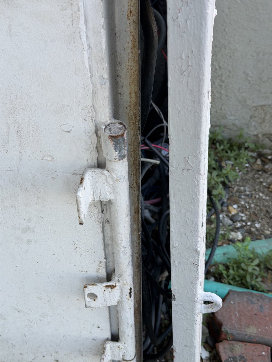 nnnncdm's tweet photo. AYUDA @dumek_turbay. Estamos DESESPERADOS en la Cll del arsenal. Desde las 2 p.m de ayer estamos intentando que @AfiniaGrupoEPM revise el desastre que sus funcionarios dejaron. Los cables no dejan de chispear, está a nada de provocar un INCENDIO. POR FAVOR!!!! https://t.co/IGdPK00L4R