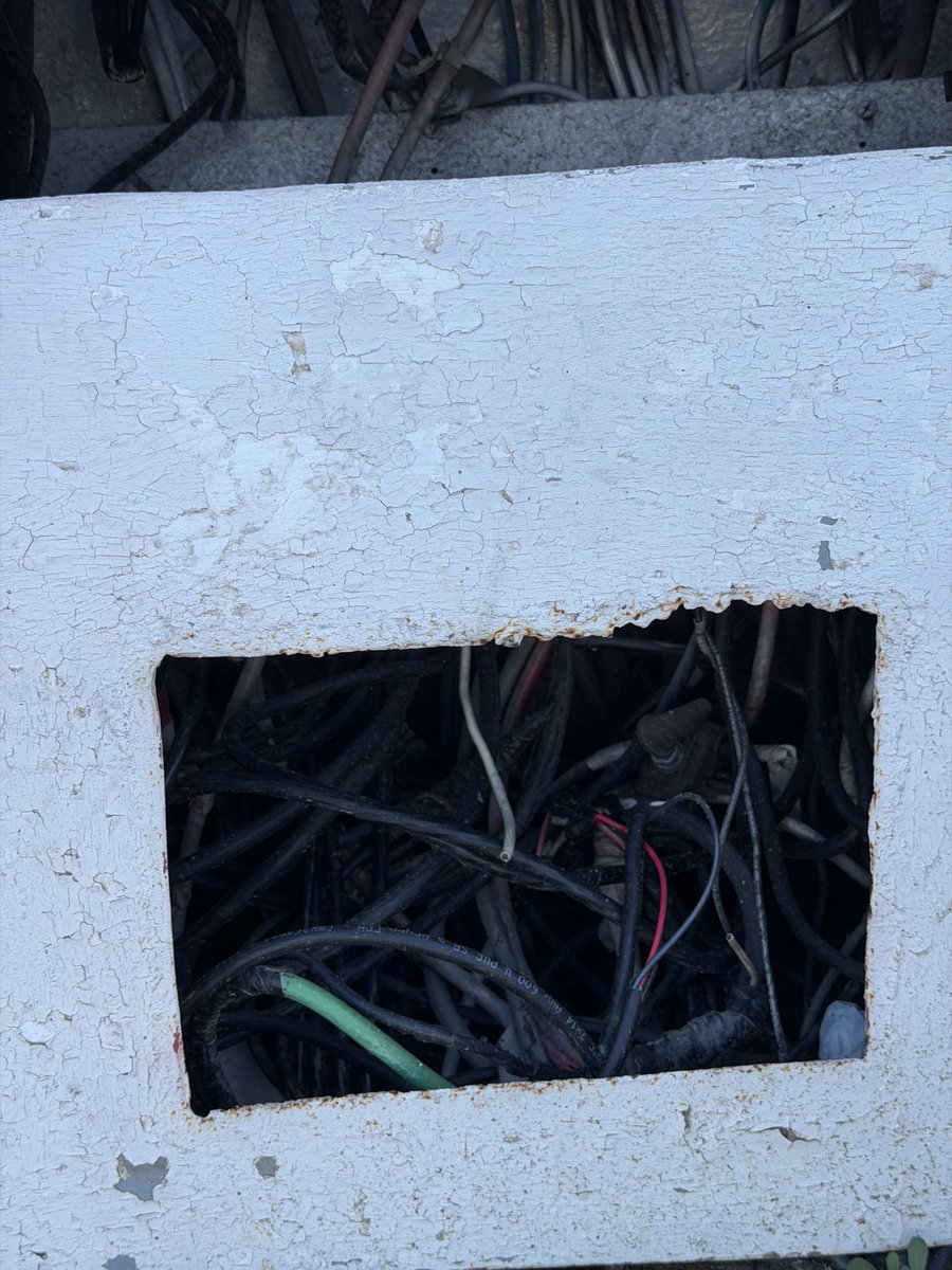 nnnncdm's tweet photo. AYUDA @dumek_turbay. Estamos DESESPERADOS en la Cll del arsenal. Desde las 2 p.m de ayer estamos intentando que @AfiniaGrupoEPM revise el desastre que sus funcionarios dejaron. Los cables no dejan de chispear, está a nada de provocar un INCENDIO. POR FAVOR!!!! https://t.co/IGdPK00L4R