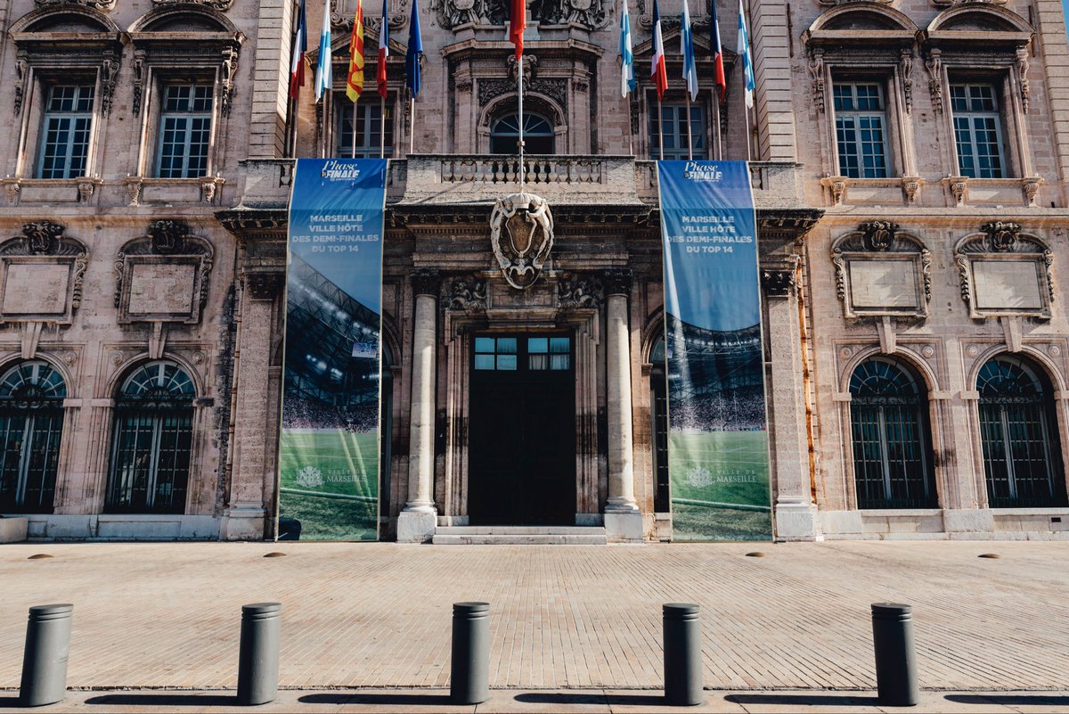marseille's tweet photo. Marseille accueille les demi-finales du Top 14 les 19 et 20 juin au Vélodrome !

Sur le Vieux-Port de 10h à 18h, un village rugby gratuit et ouvert à tous vous attend : initiations, haka géant, Bouclier de Brennus et anciens pros sur place ! 🏆

https://t.co/aPiJAYTVLA https://t.co/76QVpjbREC