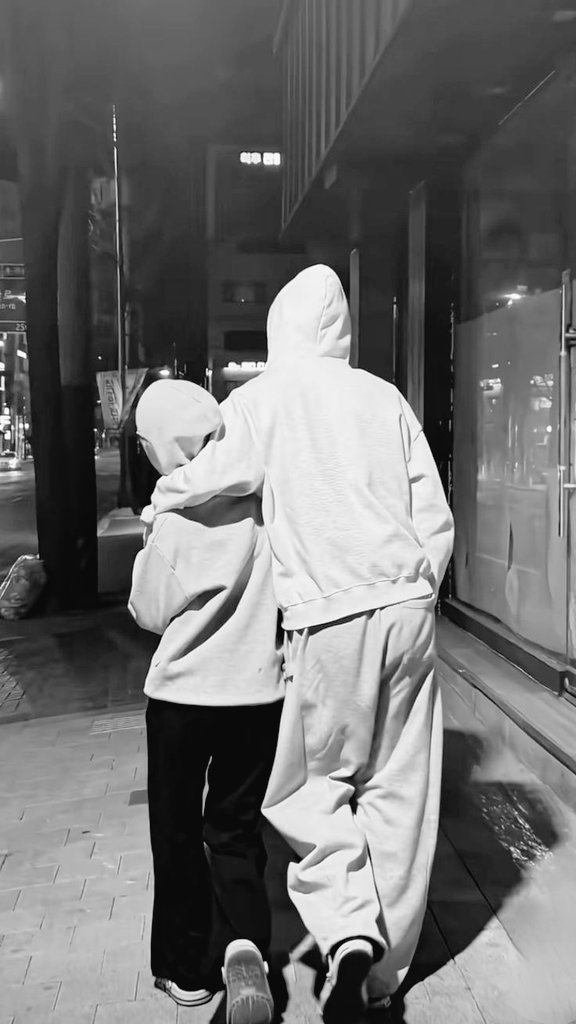 markleekeun's tweet photo. No need for a fancy place. Just you and some ice cream is the best date of the night. ♥️♥️♥️ https://t.co/amGaz6iypt