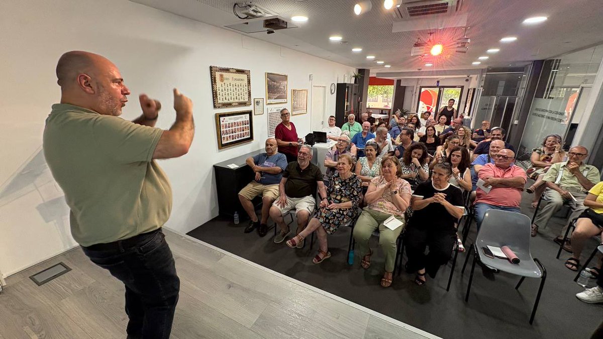 ASOGRA_'s tweet photo. Asamblea Extraordinaria de @ASOGRA_ , presidida por David Morillo, en la que las personas socias tuvieron la oportunidad de participar en la toma de decisiones que contribuyen al buen funcionamiento de nuestra entidad.

Tras la asamblea, disfrutamos de un agradable aperitivo, un momento perfecto para seguir compartiendo experiencias y fortalecer los lazos que nos unen como asociación.
