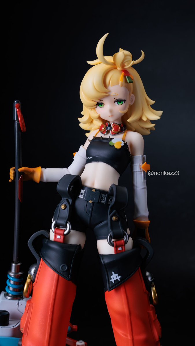 norikazz3's tweet photo. フィギュアで黒表現をするときに黒単体はキツくなるので、ジャーマングレーをベースにパープルやグリーン、ヴァイオレットにブルー、レッドなどをシーンごとに都度添加してクリアブラックを足したものを使っています。部位で見ずに総合的に見て黒に見える、というとこがメリハリに繋がる気がします。 https://t.co/zZrOqT3LEg