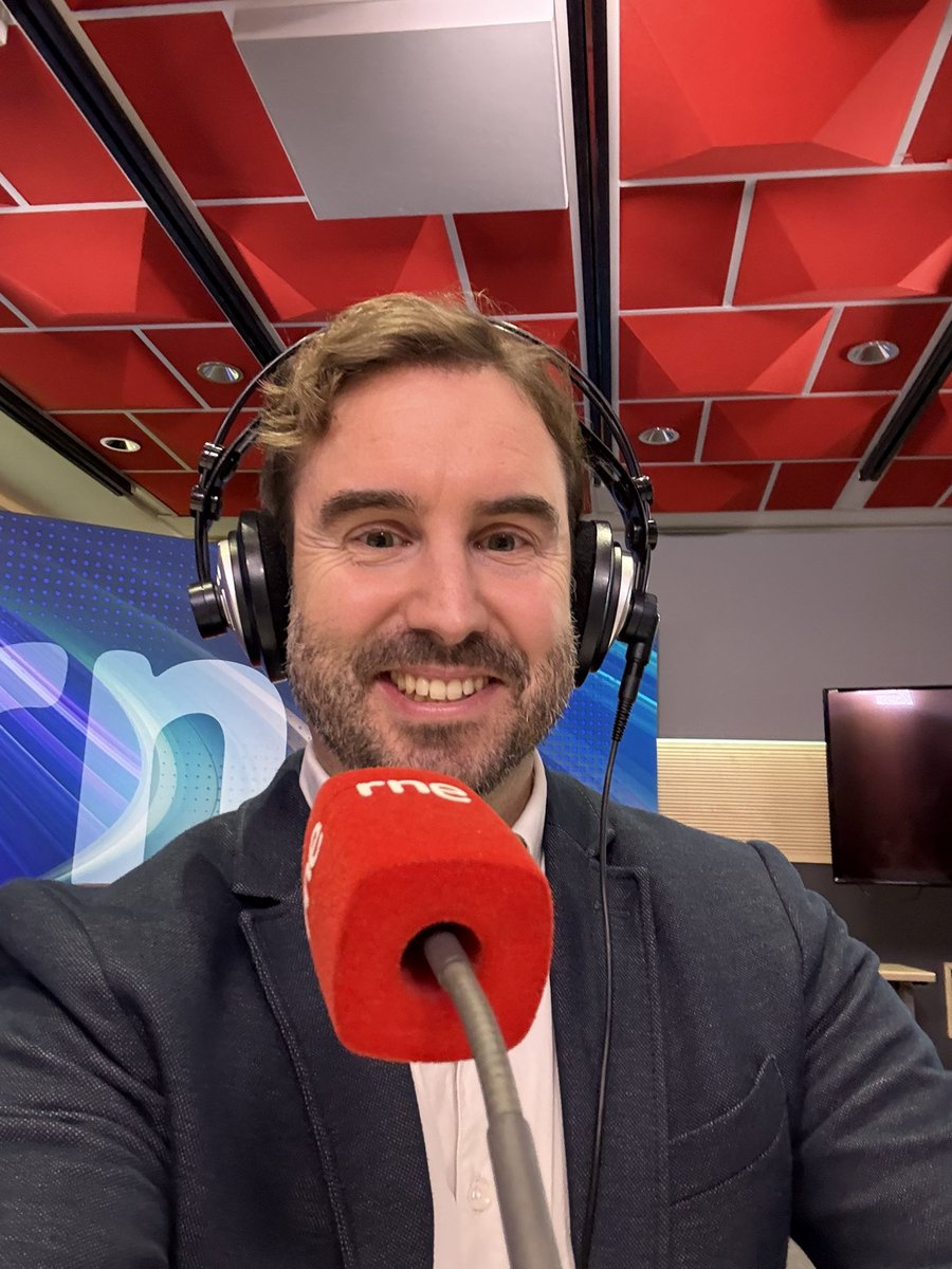 jlopezar's tweet photo. En la entrevista que me ha hecho el programa @MediodiaRNE de @rne sobre mi libro "El eje del mundo que viene: Cómo el Indo-pacífico está transformando el orden global" (@EditorialAriel). Mil gracias al presentador Lalo Tovar @tovar_lalo y Ana Carrasco Conde @ACConde_ profesora de filosofía en la U. Complutense por este estupendo programa. ¡En breve subiré el link!