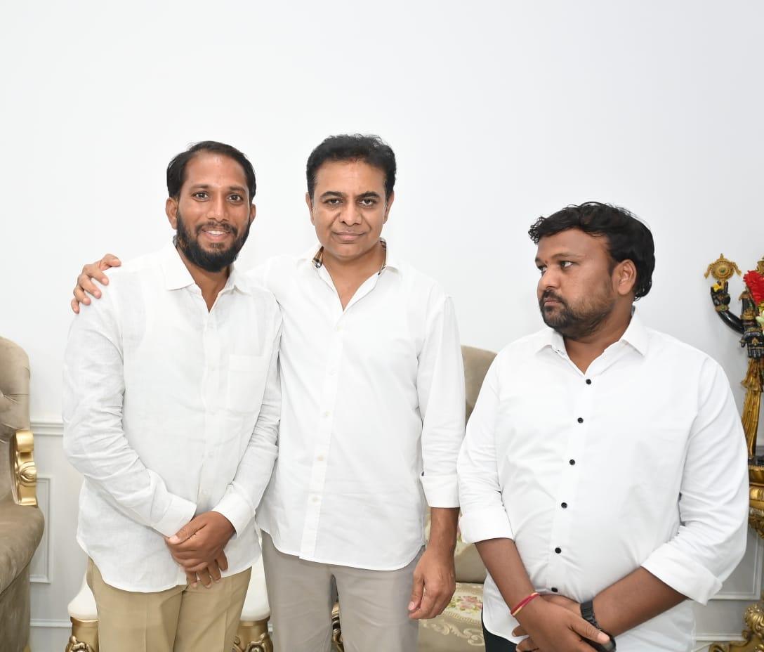 KPALLAIAH's tweet photo. ప్రెస్ @రిలీజ్ 19/06/2026
హైదరాబాద్ :-

💐💐బీఆర్ఎస్ పార్టీ వర్కింగ్ ప్రెసిడెంట్, యూత్ ఐ కాన్ తెలంగాణ భవిష్యత్తు @KTRBRS అన్న గారిని మర్యాదపూర్వకంగా కలిసిన

బీఆర్ఎస్వి రాష్ట్ర నాయకులు మరియు జోగులాంబ గద్వాల జిల్లా కోఆర్డినేటర్ కురువ పల్లయ్య https://t.co/yqzY8uVtCP