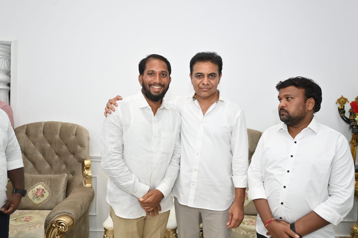 KPALLAIAH's tweet photo. ప్రెస్ @రిలీజ్ 19/06/2026
హైదరాబాద్ :-

💐💐బీఆర్ఎస్ పార్టీ వర్కింగ్ ప్రెసిడెంట్, యూత్ ఐ కాన్ తెలంగాణ భవిష్యత్తు @KTRBRS అన్న గారిని మర్యాదపూర్వకంగా కలిసిన

బీఆర్ఎస్వి రాష్ట్ర నాయకులు మరియు జోగులాంబ గద్వాల జిల్లా కోఆర్డినేటర్ కురువ పల్లయ్య https://t.co/yqzY8uVtCP