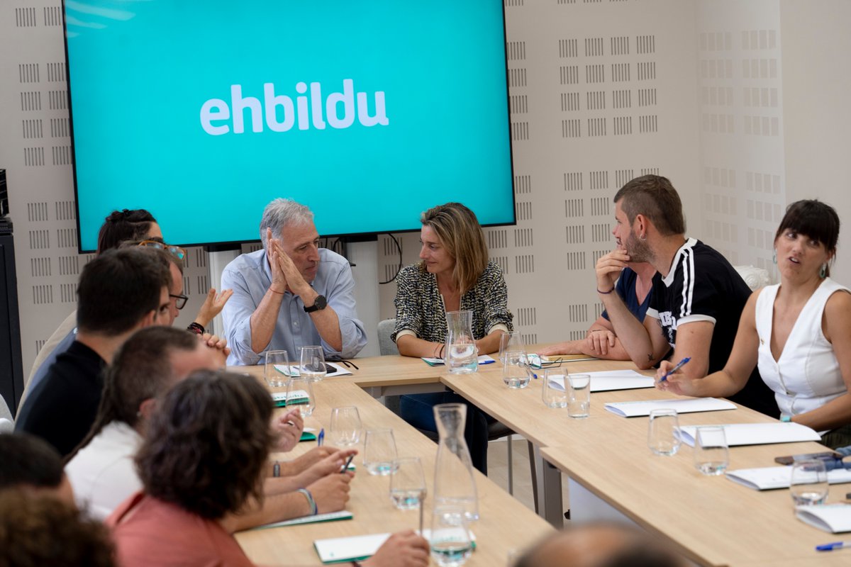 ehbildu's tweet photo. Etxebizitzaren arazoa ez da hirietakoa soilik: gure herri eta landa eremuetan ere gordin bizi dugu.

Nafarroako EH Bilduko hainbat alkate bildu gara, toki entitateetatik egiten ari garen lan arduratsua partekatzeko. Gure herriak bizirik nahi ditugulako, Nafarroan posible egin! https://t.co/TzIPgaHiq6